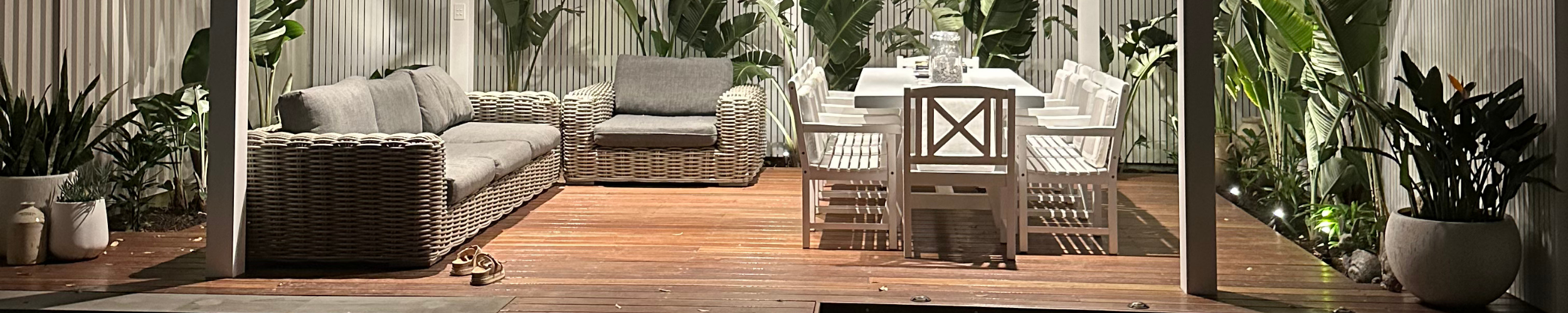 Outdoor lounge — wide entertaining area — A full outdoor entertaining area built as one connected space for the whole family.
